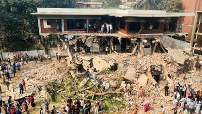 বৃহস্পতিবার সকালেও চলছে ৩২ নম্বরের বাড়ি ভাঙার কাজ (ছবি: সাজ্জাদ হোসেন)