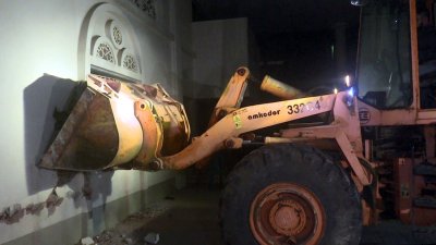 তিন ঘণ্টাব্যাপী বুলডোজার দিয়ে ভাঙচুর চালানো হয়