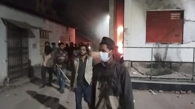 বুধবার রাত ১টার দিকে এ ঘটনা ঘটে
