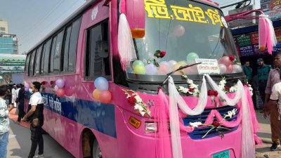 ফুল দিয়ে সাজানো হয়েছে গোলাপি রঙের বাস