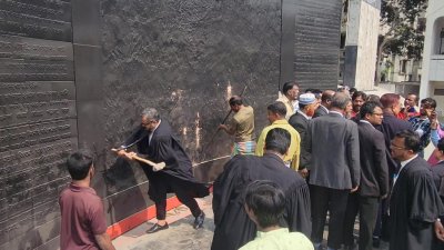 বঙ্গবন্ধুর ম্যুরাল ভাঙচুর করেছেন বিএনপিপন্থি আইনজীবীরা