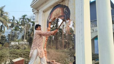 কুড়িগ্রাম জেলা পরিষদ চত্বর, সদর উপজেলা পরিষদ চত্বর এবং সদরের ত্রিমোহনী বাজার এলাকায় জেলা শহরের প্রবেশদ্বারে স্থাপিত বঙ্গবন্ধু শেখ মুজিবুর রহমানের ম্যুরাল হাতুড়ি ও বুলডোজার দিয়ে গুঁড়িয়ে দেওয়া হয়েছে