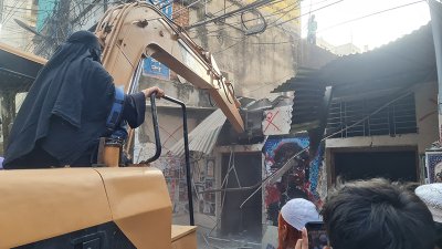 গুঁড়িয়ে দেওয়া হয়েছে টাঙ্গাইল জেলা আওয়ামী লীগের কার্যালয়