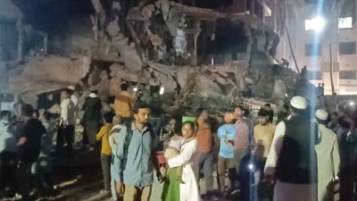 রাত একটার পর খিচুড়ি-মাংস খাওয়ার আয়োজন শুরুর প্রস্তুতি নেওয়া হচ্ছিল। 