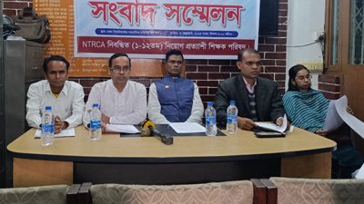 সংবাদ সম্মেলনে নিয়োগপ্রত্যাশী শিক্ষকরা