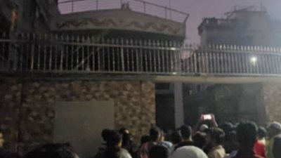 আওয়ামী লীগ নেতার বাড়িতে হামলা করতে আসে বিক্ষুব্ধ জনতা।