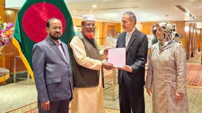 আমির ডা. শফিকুর রহমানের পক্ষ থেকে একটি শুভেচ্ছাবাণী ইরানের অ্যাম্বাসেডরের কাছে হস্তান্তর করেন অধ্যাপক মিয়া গোলাম পরওয়ার।