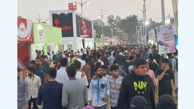 ছুটির দিনে বইমেলায় পাঠক-দর্শনার্থীদের ভিড়