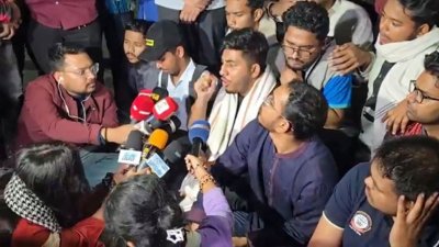 রাস্তায় বসে পড়েছেন শিক্ষার্থীরা