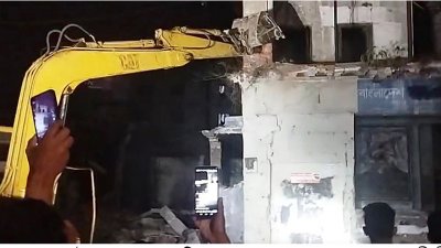 জেলা আওয়ামী লীগ কার্যালয়ে ভাঙচুর করা হয়েছে