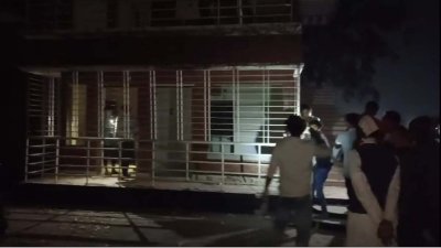 শেখ হাসিনার পৈত্রিক জমিতে থাকা স্থাপনা ভাঙচুর করেছে বিক্ষুব্ধ জনতা