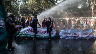 বিক্ষোভ সমাবেশে লাঠিচার্জ ও জলকামান ব্যবহার করেছে পুলিশ। ছবি: সাজ্জাদ হোসেন