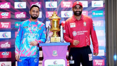 ট্রফি নিয়ে ফটোসেশনে দুই অধিনায়ক