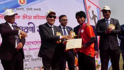 রংপুরে এক অনুষ্ঠানে বিজয়ীদের মাঝে পুরস্কার বিতরণ করছেন সিনিয়র সচিব মোখলেস উর রহমান