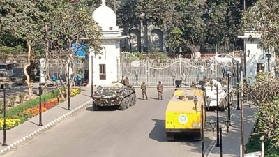 সুপ্রিম কোটের প্রধান ফটকের সামনে নিরাপত্তায় নিয়োজিত আইনশৃঙ্খলা বাহিনীর সদস্যরা