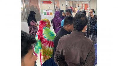 মরদেহের কাছে স্বজনদের অপেক্ষা
