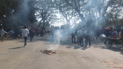 থানা স্থানান্তরের সিদ্ধান্তের প্রতিবাদে কুষ্টিয়া-ঝিনাইদহ মহাসড়ক অবরোধ করেছেন ইবি শিক্ষার্থী ও এলাকাবাসী