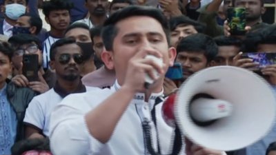 বিক্ষোভ কর্মসূচিতে বক্তব্য দিচ্ছেন সারজিস আলম
