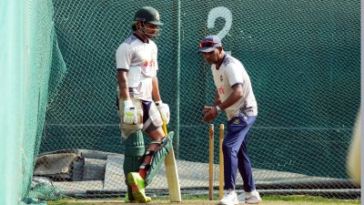 সৌম্যকে টেকনিক শেখাচ্ছে সালাউদ্দিন