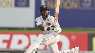 কুশলের ব্যাটে চলছে লড়াই
