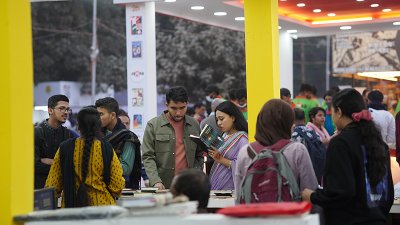 বইমেলার স্টলে দর্শনার্থীরা