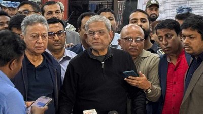বিমানবন্দরে সাংবাদিকদের উদ্দেশে বক্তব্য রাখছেন মির্জা ফখরুল ইসলাম আলমগীর
