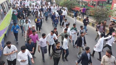 সচিবালয়ের দিকে যাচ্ছেন ম্যাটস শিক্ষার্থীরা,