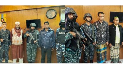 যৌথ বাহিনীর হেফাজতে আটক ব্যক্তিরা, ছবি: আইএসপিআর