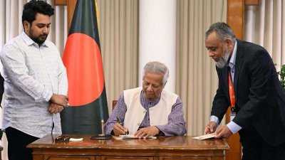 প্রধান উপদেষ্টা ড. মুহাম্মদ ইউনূস ডাকটিকিট অবমুক্ত করেন
