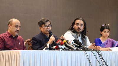প্রেস ব্রিফিংয়ে বক্তব্য রাখছেন প্রধান উপদেষ্টার প্রেস সচিব শফিকুল আলম।