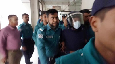 আদালত চত্বরে ডিআইজি মোল্যা নজরুল ইসলাম।