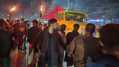 পুলিশ লাইনসের সামনে অবস্থান নিয়ে মহাসড়ক অবরোধ করেন বৈষম্যবিরোধী ছাত্র আন্দোলনের নেতাকর্মীরা