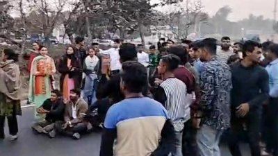 বিক্ষুব্ধ শিক্ষার্থীদের মহাসড়ক অবরোধ