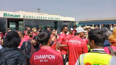 ট্রফি নিয়ে বিমানে করে বরিশাল গেছেন তামিম-মুশফিকরা।
