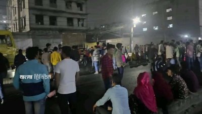দুই মাসের বকেয়া বেতনের দাবিতে ঢাকা-ময়মনসিংহ মহাসড়কের হারিকেন এলাকায় অবরোধ করে বিক্ষোভ করেছেন ‘সেলফ ইনোভেশন ফ্যাশন লিমিটেড’ নামের একটি পোশাক কারখানার শ্রমিকরা