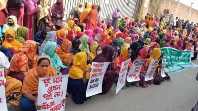 কারখানা পুনরায় চালু ও শ্রমিকদের ডিসেম্বর এবং জানুয়ারি মাসের বকেয়া বেতন পরিশোধের দাবিতে গাজীপুরে কারখানার সামনে অবস্থান কর্মসূচি পালন করেছেন শ্রমিকরা