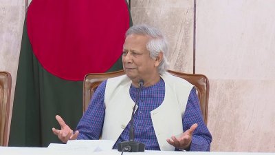 চেক হস্তান্তর অনুষ্ঠানে প্রধান উপদেষ্টা প্রফেসর মুহাম্মদ ইউনূস