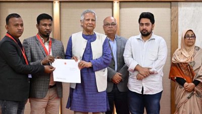 জুলাই শহীদ পরিবার ও আহতের মাঝে আর্থিক চেক হস্তান্তরের মধ্য দিয়ে এ কার্যক্রমের আনুষ্ঠানিক উদ্বোধন করেন প্রধান উপদেষ্টা প্রফেসর মুহাম্মদ ইউনূস