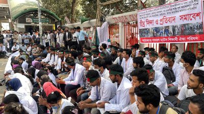 প্রেস ক্লাবের সামনে ম্যাটস শিক্ষার্থীদের অবস্থান কর্মসূচি