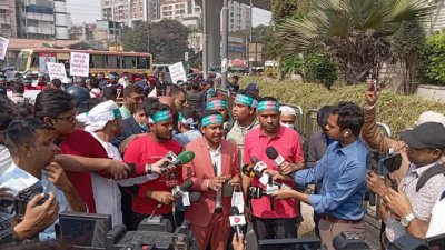 আন্দোলনরতদের মধ্য থেকে ছয় জনের একটি প্রতিনিধিদল প্রধান উপদেষ্টার সঙ্গে সাক্ষাৎ করতে যায়