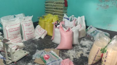সরকারি আটা ও চাল অবৈধভাবে মজুত করে বস্তা বদল এবং বাজারে বিক্রির প্রস্তুতি চলছিল