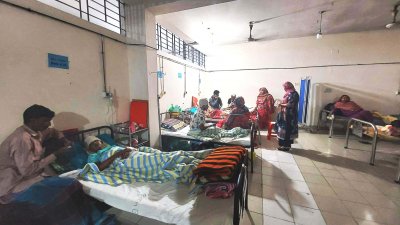 গাজীপুরে আ ক ম মোজাম্মেল হকের বাড়িতে ভাঙচুরের সময় এলাকাবাসীর হামলায় আহতরা ঢামেক হাসপাতালে চিকিৎসা নিচ্ছেন