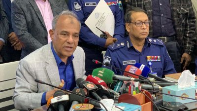 সাংবাদিকদের সঙ্গে কথা বলছেন স্বরাষ্ট্র উপদেষ্টা লেফটেন্যান্ট জেনারেল (অব.) জাহাঙ্গীর আলম চৌধুরী