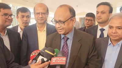 সাংবাদিকদের সঙ্গে আলাপকালে দুদক চেয়ারম্যান ড. মোহাম্মদ আবদুল মোমেন