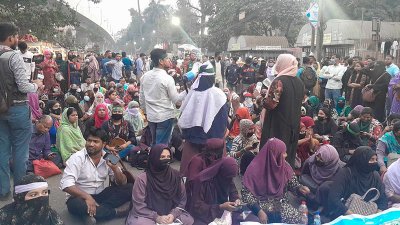 ৬ দফা আল্টিমেটাম দিয়ে সড়কে অবস্থান নিয়েছেন নিয়োগবঞ্চিত সহকারী শিক্ষকরা