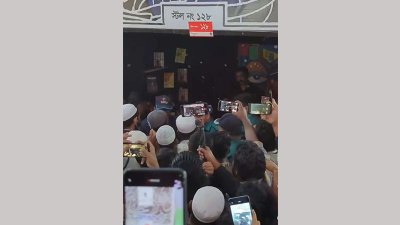তসলিমা নাসরিনের বই রাখার অভিযোগে বইমেলার সব্যসাচী প্রকাশনীর স্টলে হামলা করা হয়