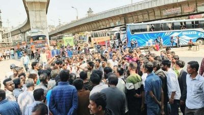 সায়দাবাদে সড়ক অবরোধ করেছেন পরিবহন শ্রমিকরা