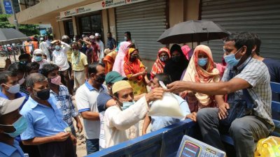 টিসিবির পক্ষ থেকে পণ্য বিক্রি করা হচ্ছে