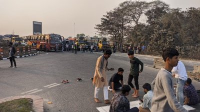 সিরাজগঞ্জের শিক্ষার্থীদের সড়ক অবরোধ