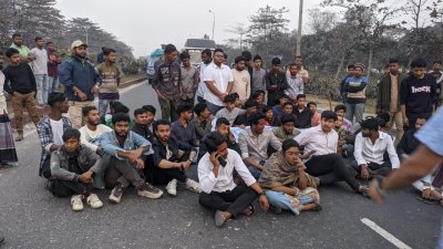 শিক্ষার্থীদের সড়ক অবরোধ